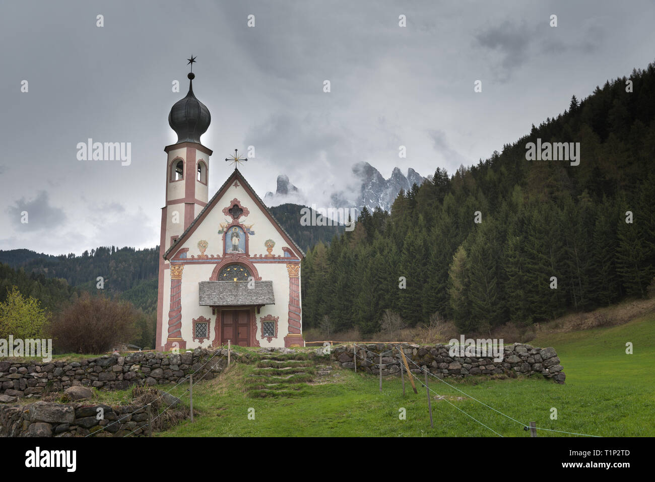 Schöne Kirche des hl. Johannes von Nepomuk (chiesetta di San Giovanni) in Ranui Val di Funes, Dolomiten, Italien Stockfoto