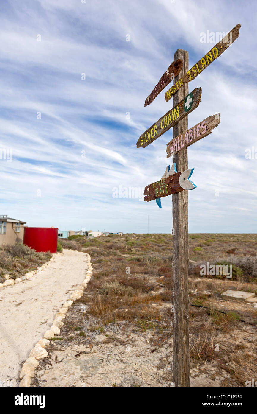 Colouful Hinweisschilder auf große Ratte Insel Houtman Abrolhos. Die Houtman Abrolhos Inseln liegen 60 Kilometer vor der Küste von Geraldton in Benachrichtigen Stockfoto