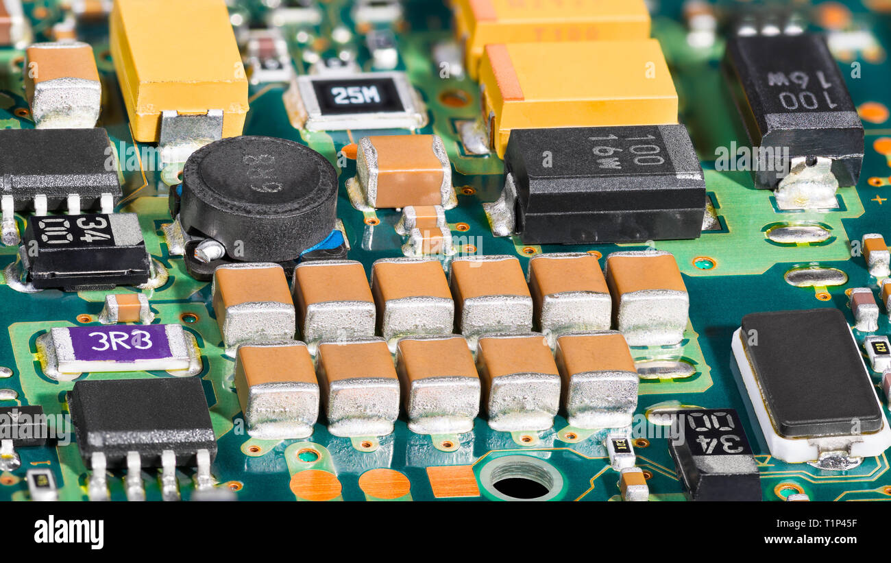 Integrierte Schaltkreise. Surface Mount Technology. Elektronische Komponenten. Platine detail. Inneren computer Festplatte Elektronik. Chips, Spule. Stockfoto