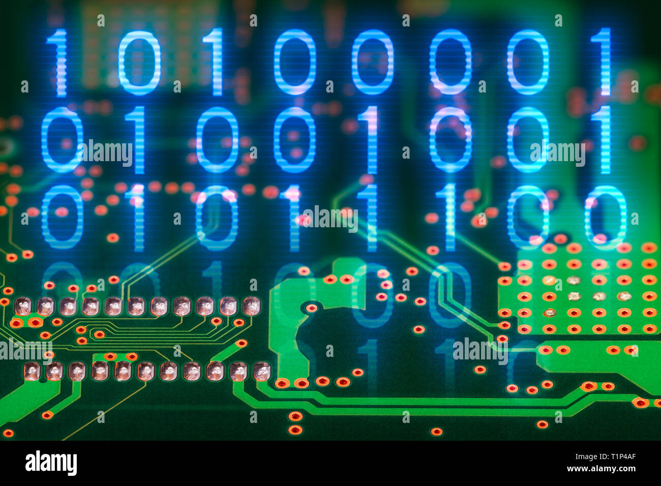 Der binäre Code. Platine Rückseite. Digitalen elektronischen Hintergrund. Hardware- Komponente. Abstrakte grüne Textur der FBG detail. Blau 0, 1 Ziffer. Stockfoto