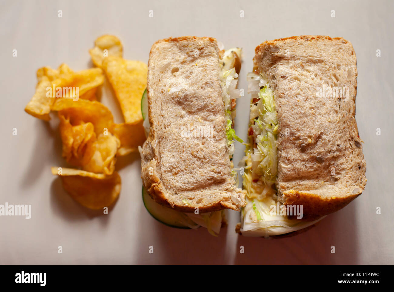 Halbiert Sandwich und aromatisierte Chips Stockfoto