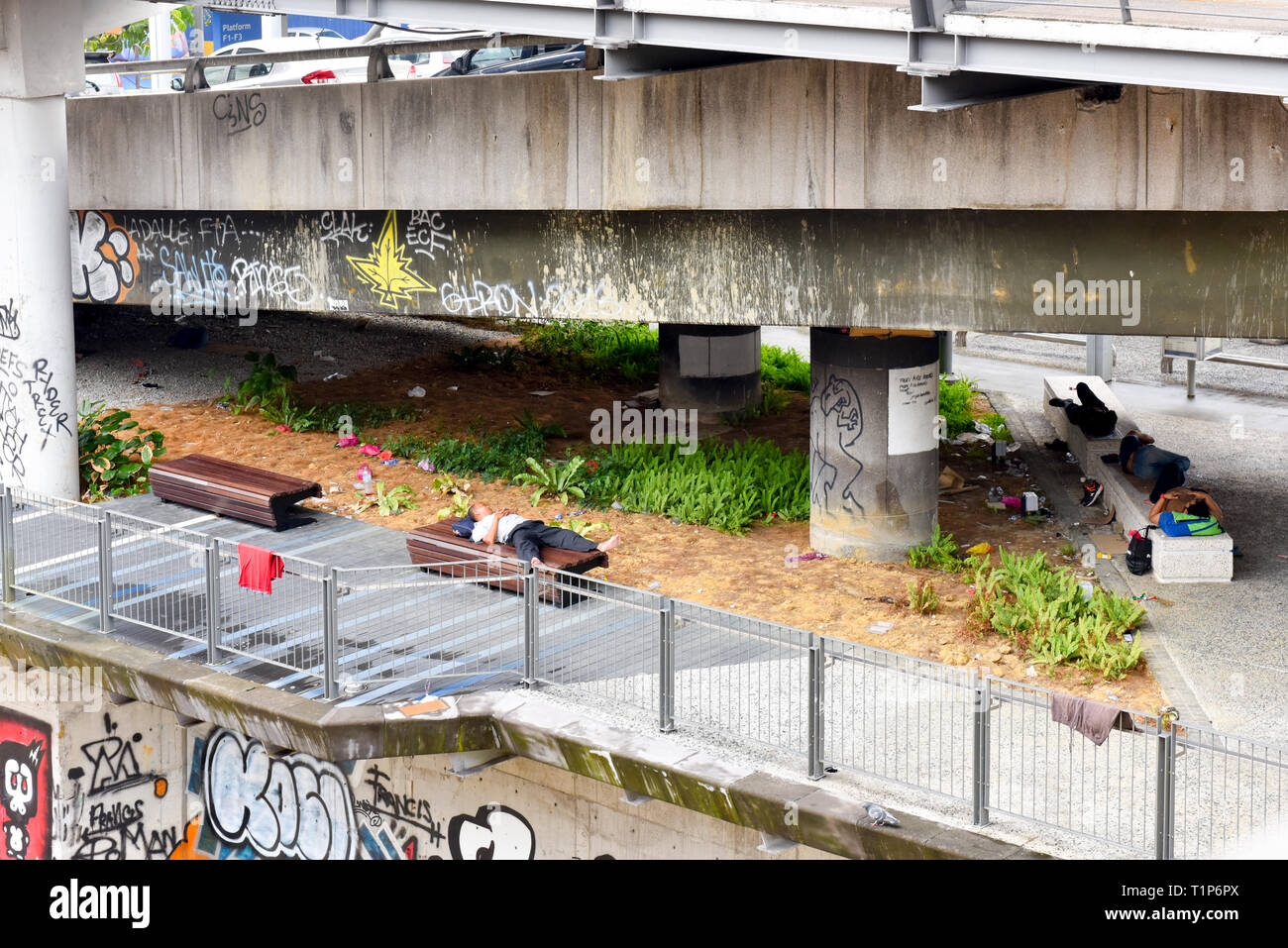 Obdachlose Migranten schlafen unter einer Brücke, Kuala Lumpur, Malaysia Stockfoto