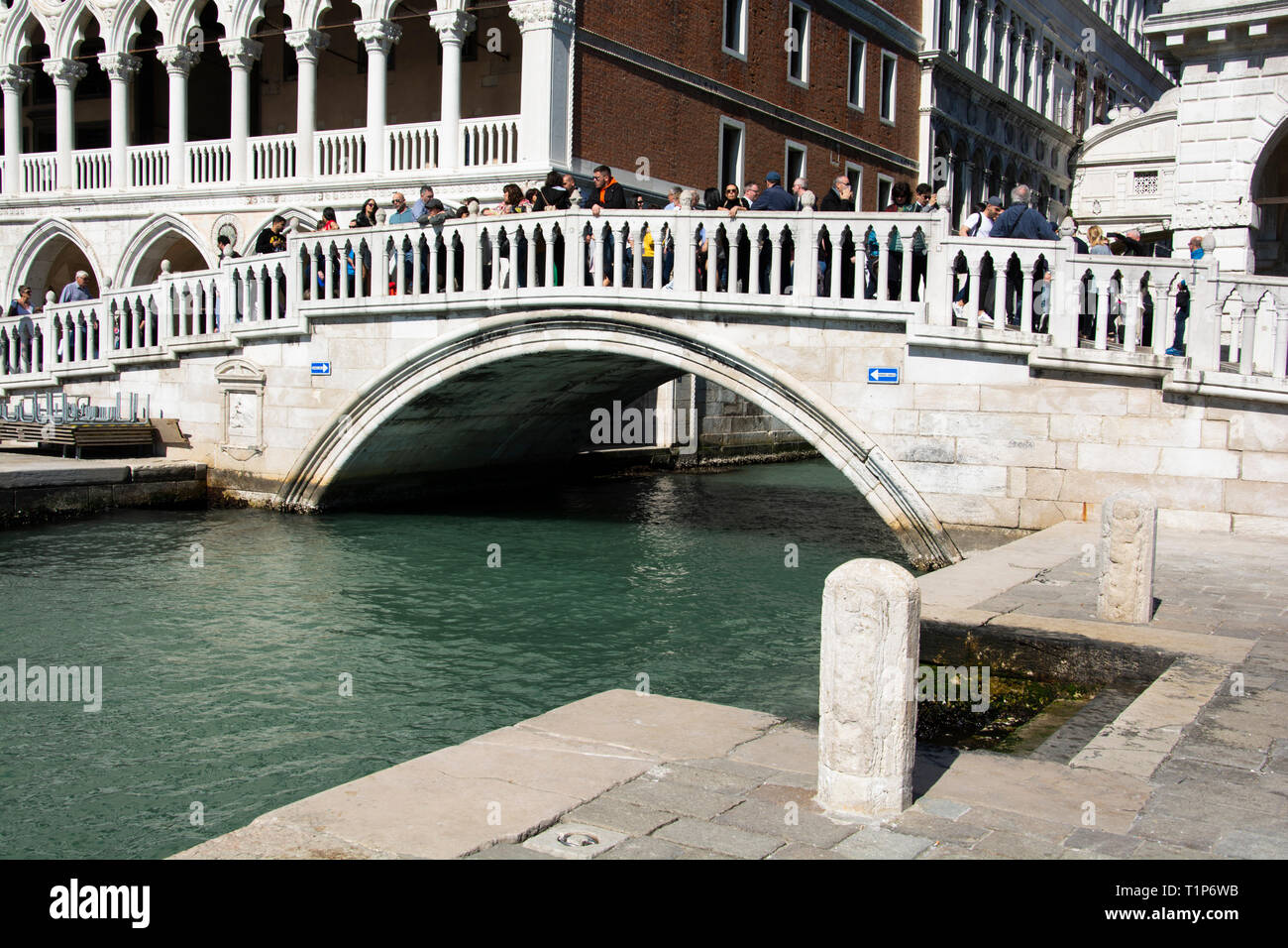 Samstag 23. März 2019. Veniece, Italien. Touristen überqueren Sie die Ponte della Paglia (Brücke der Stroh) Stockfoto