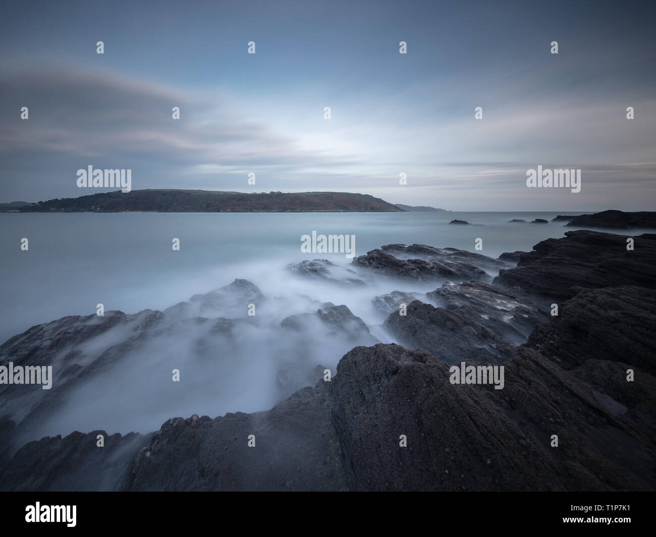 Hier mal einen Schuß von East Portlemouth in Kingsbridge im Sommer. Die Wellen über die Felsen im Vordergrund mich fast Nass ein paar Mal. Stockfoto