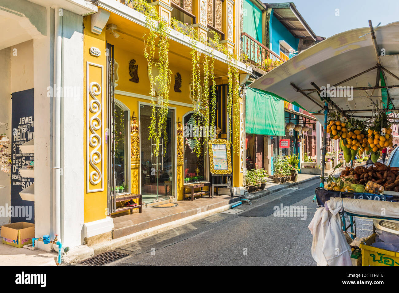 Farbenfrohe Architektur in der Stadt Phuket in Thailand. Stockfoto
