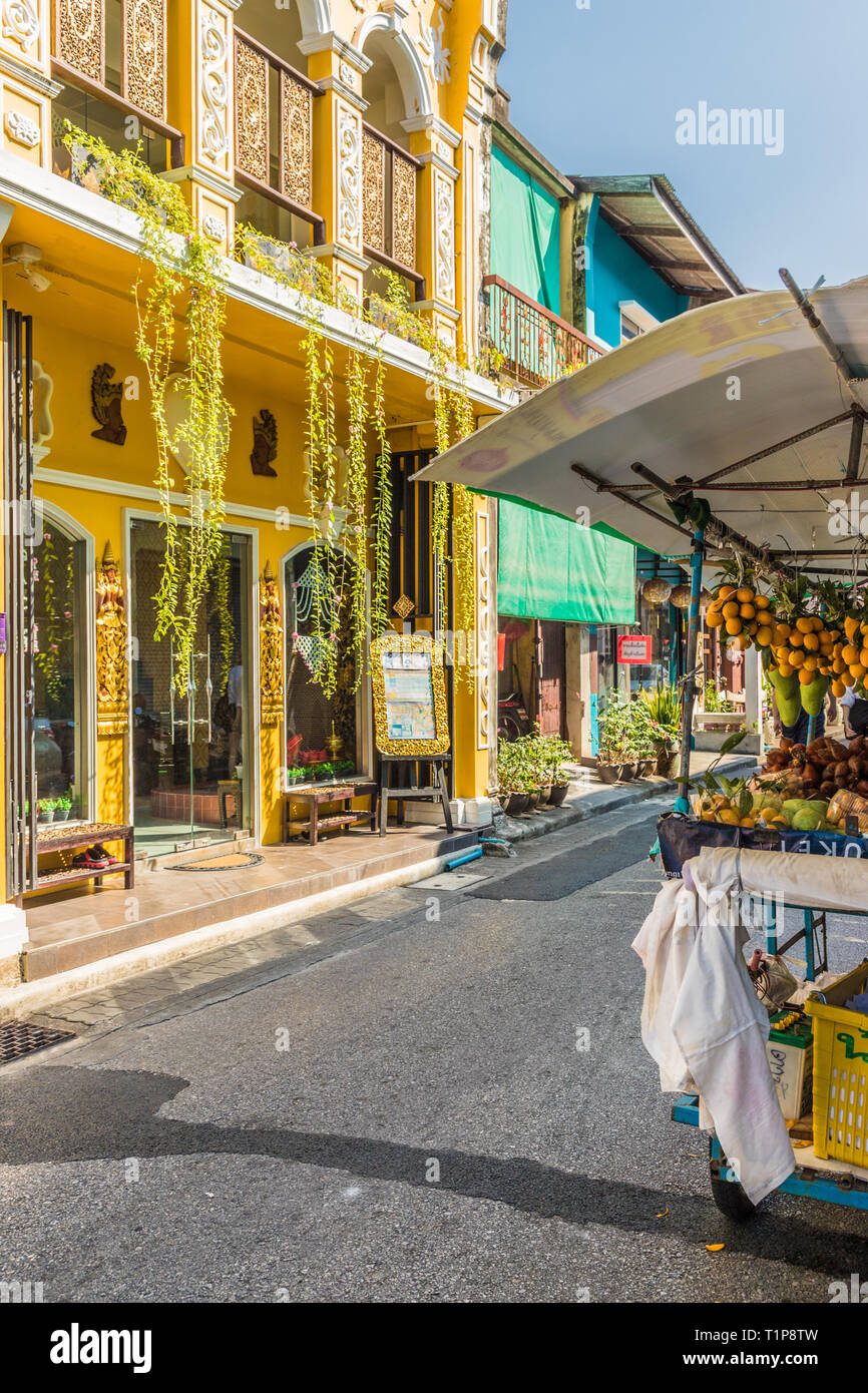 Farbenfrohe Architektur in der Stadt Phuket in Thailand. Stockfoto