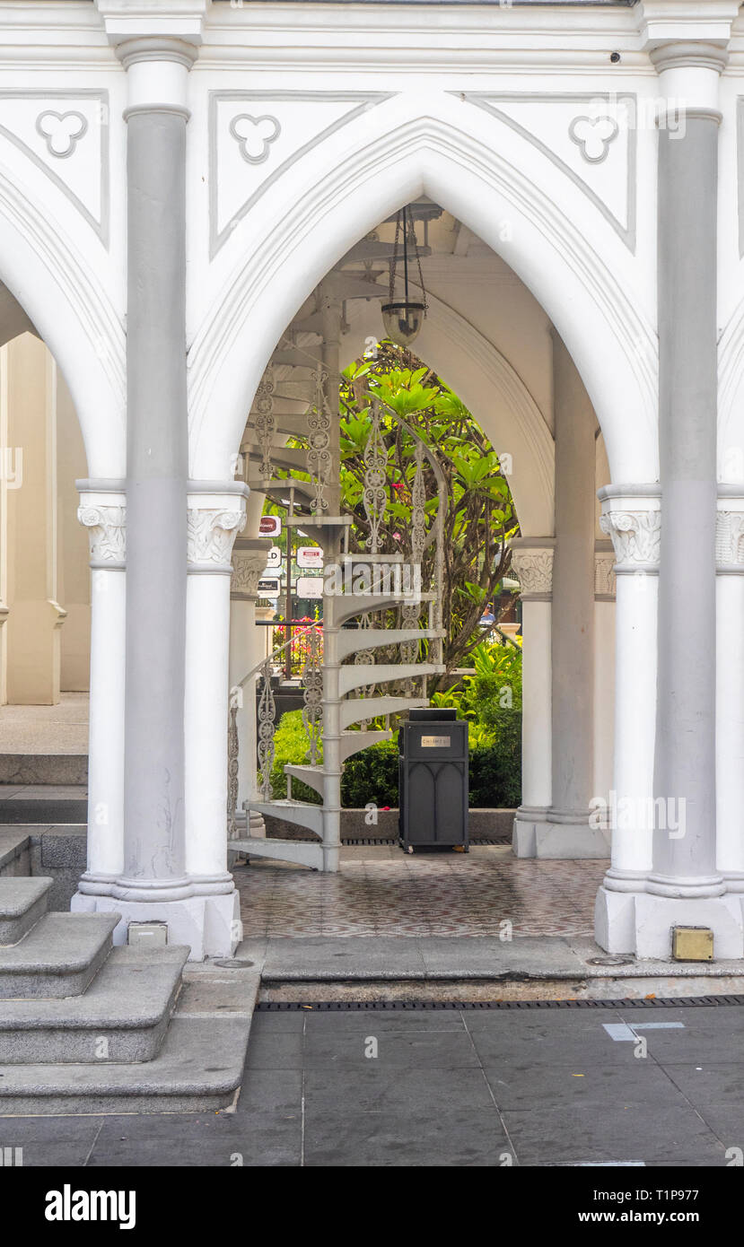 Spitzbogen des Portikus CHIJMES Kloster des heiligen Kindes Jesus Kapelle umgewandelt in sozialen Halle Funktion Event Center in Singapur. Stockfoto