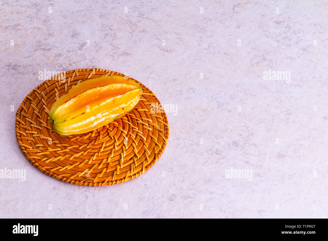 Star Fruit mit weißem Hintergrund Stockfoto