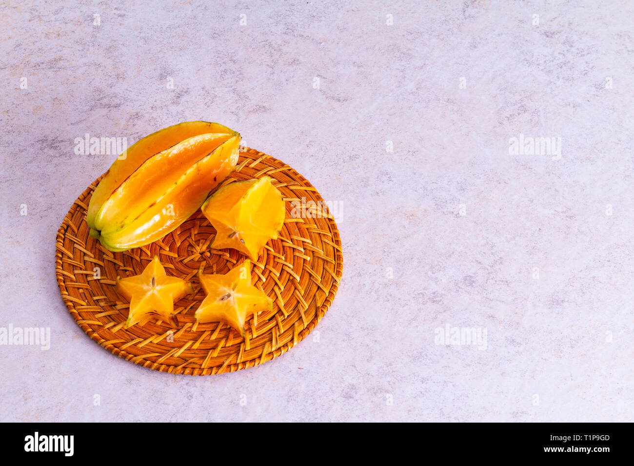 Star Fruit mit weißem Hintergrund Stockfoto