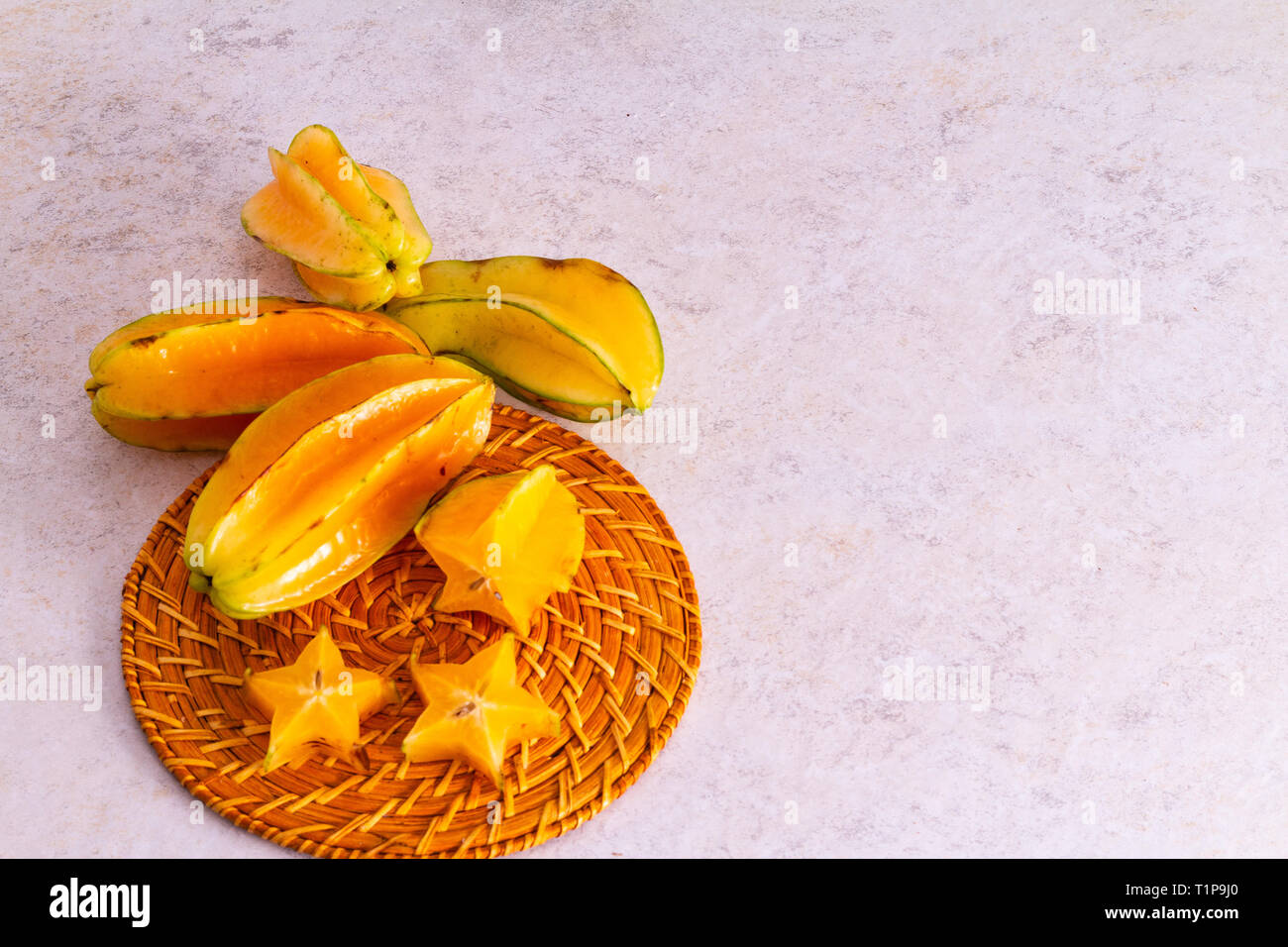 Star Fruit mit weißem Hintergrund Stockfoto