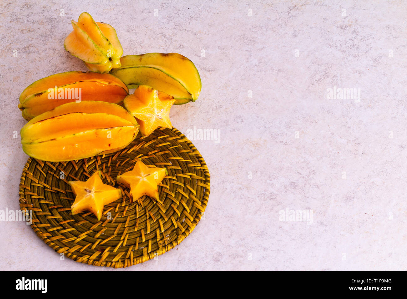 Star Fruit mit weißem Hintergrund Stockfoto