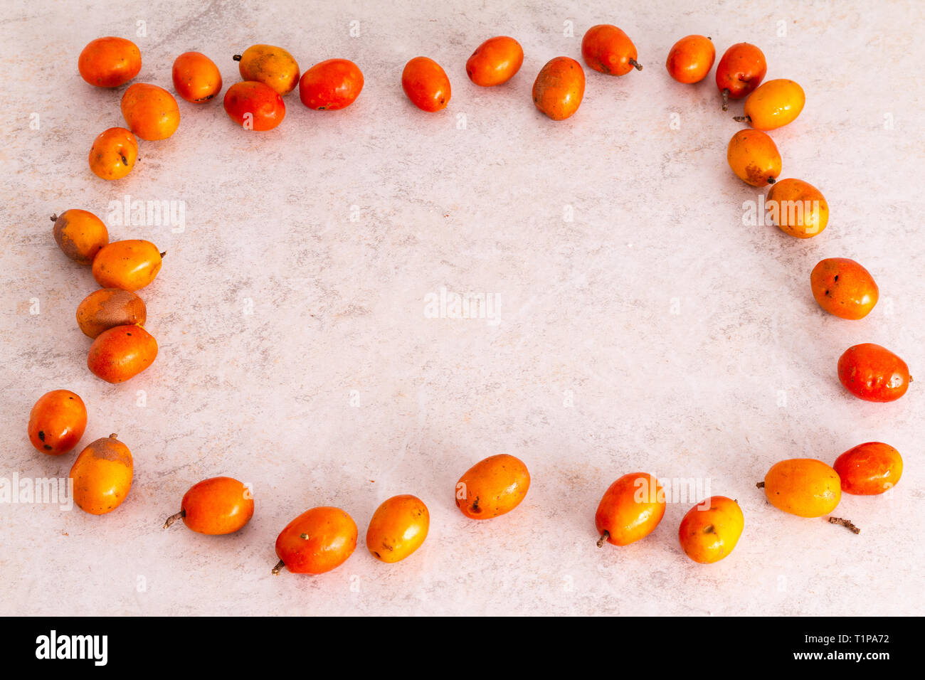 Siriguela Frucht mit weißem Hintergrund Stockfoto