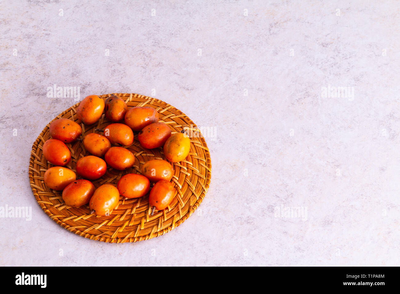 Siriguela Frucht mit weißem Hintergrund Stockfoto