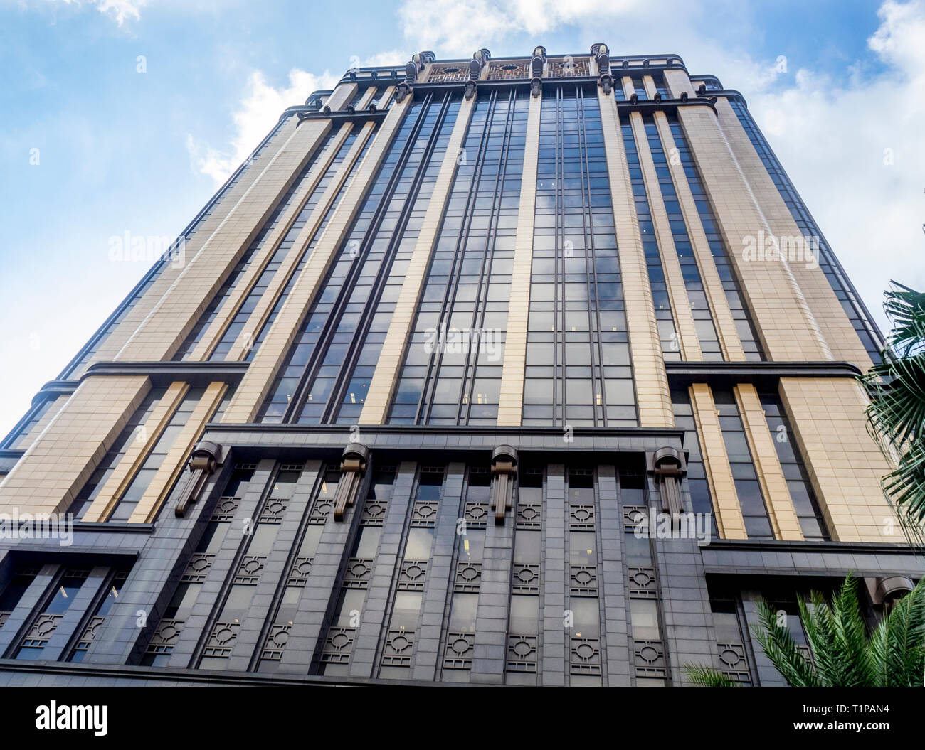Granit, Bronze und Glas Gebäude des Art Deco Stil Gotham Building oder Parkview Square, in Bras Basah Singapur. Stockfoto