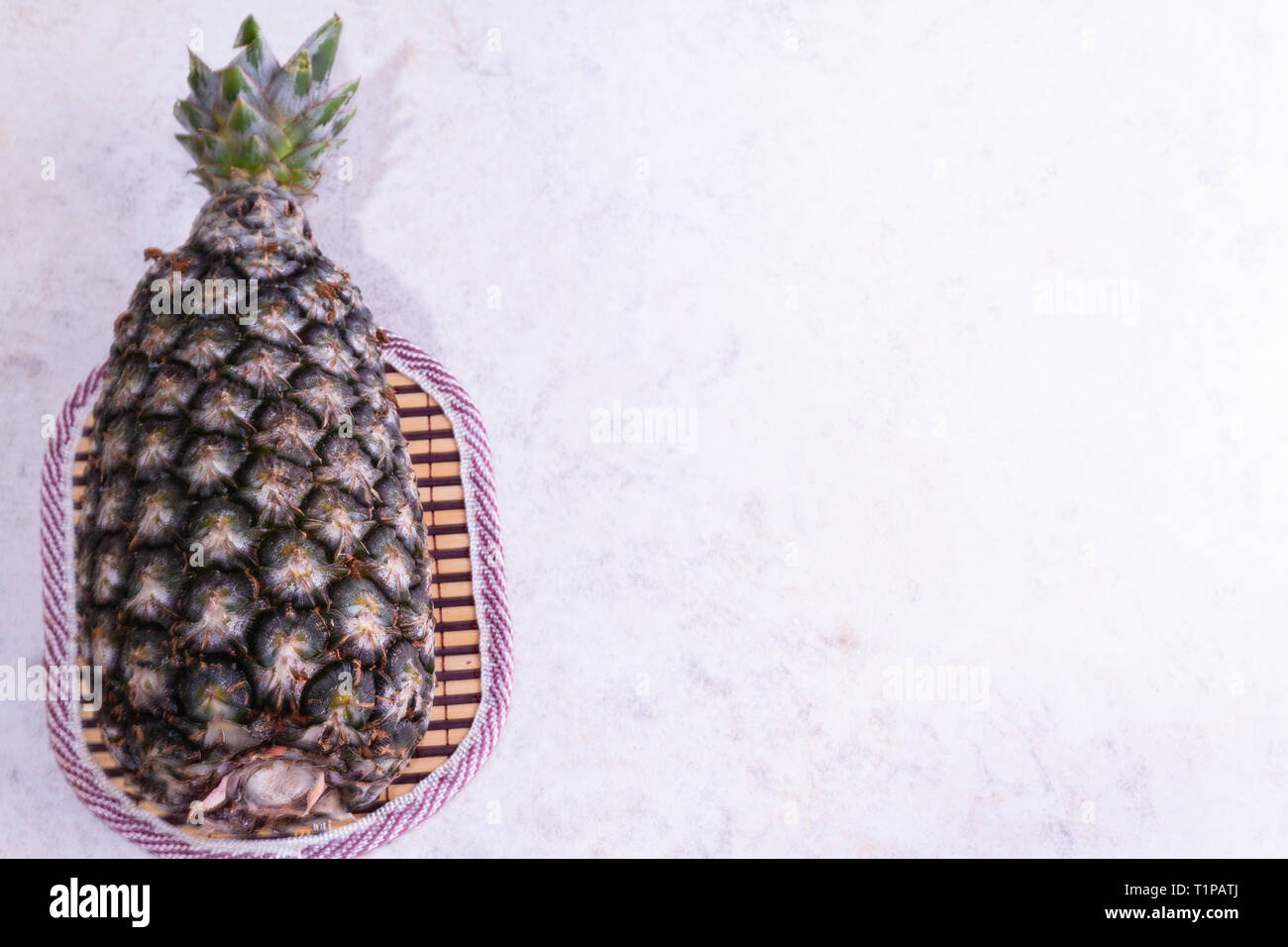 Ananas mit strukturierten Hintergrund. Stockfoto