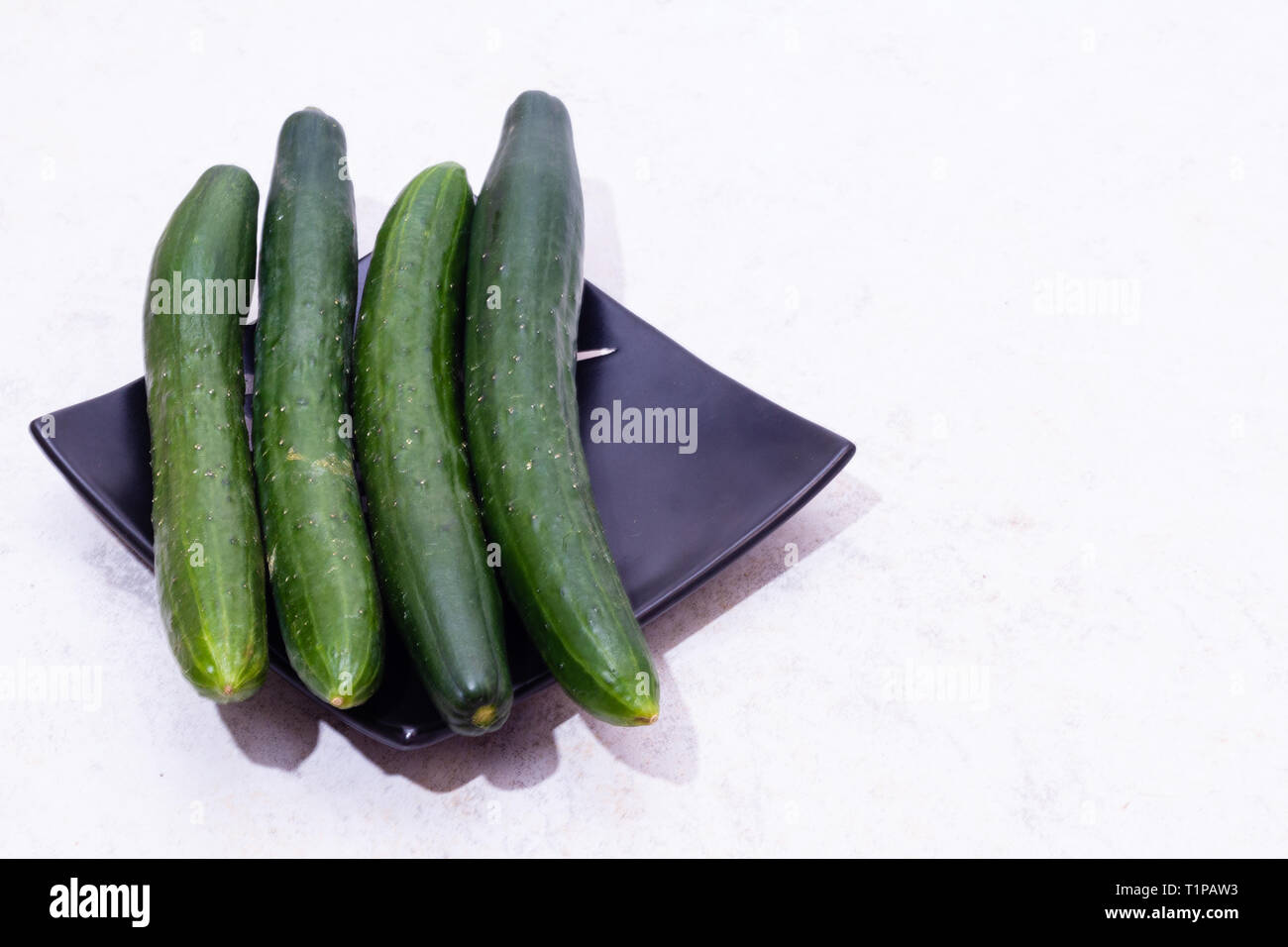 Gurken mit strukturierten Hintergrund. Stockfoto