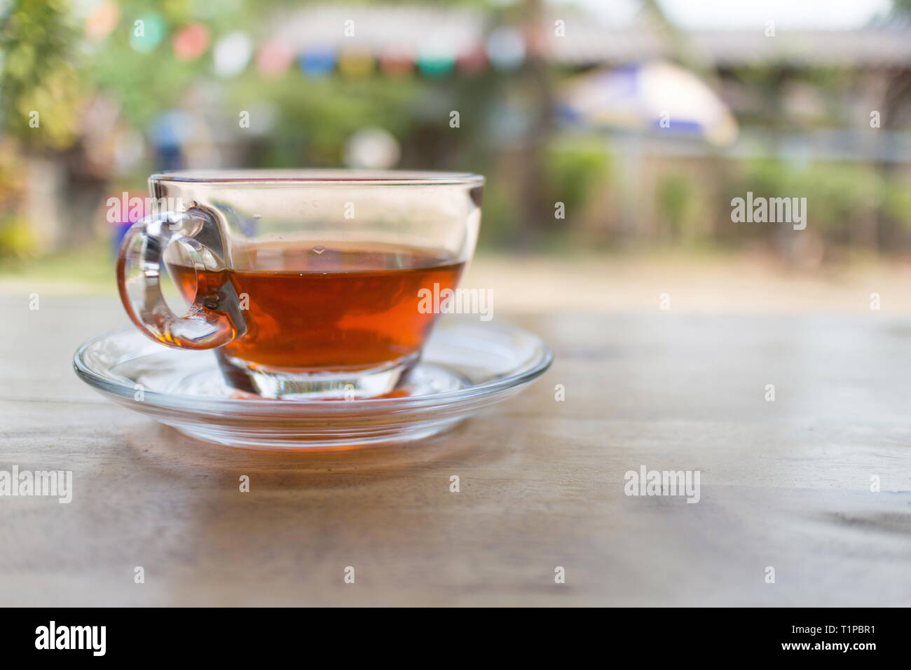 Heißen Tee in eine Tasse auf Holztisch im Coffee Shop, Bild mit kopieren. Stockfoto