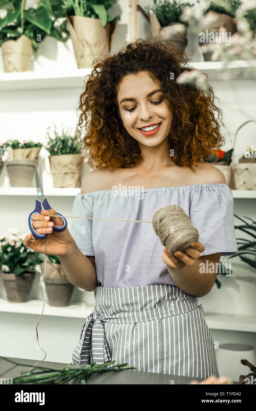 Blumengeschäft mit schönen natürlichen Make-up schneiden Stück Gewinde für Ikebana Stockfoto