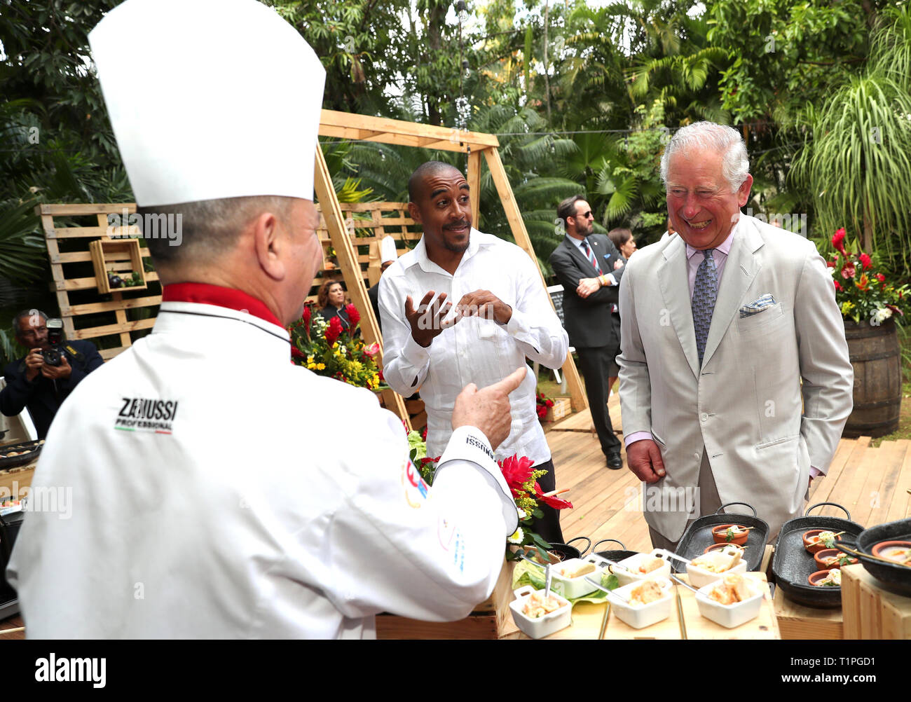 Der Prinz von Wales bei einem Besuch in einem Paladar genannt Habanera, ein privat geführtes Restaurant in Havanna, Kuba. Stockfoto