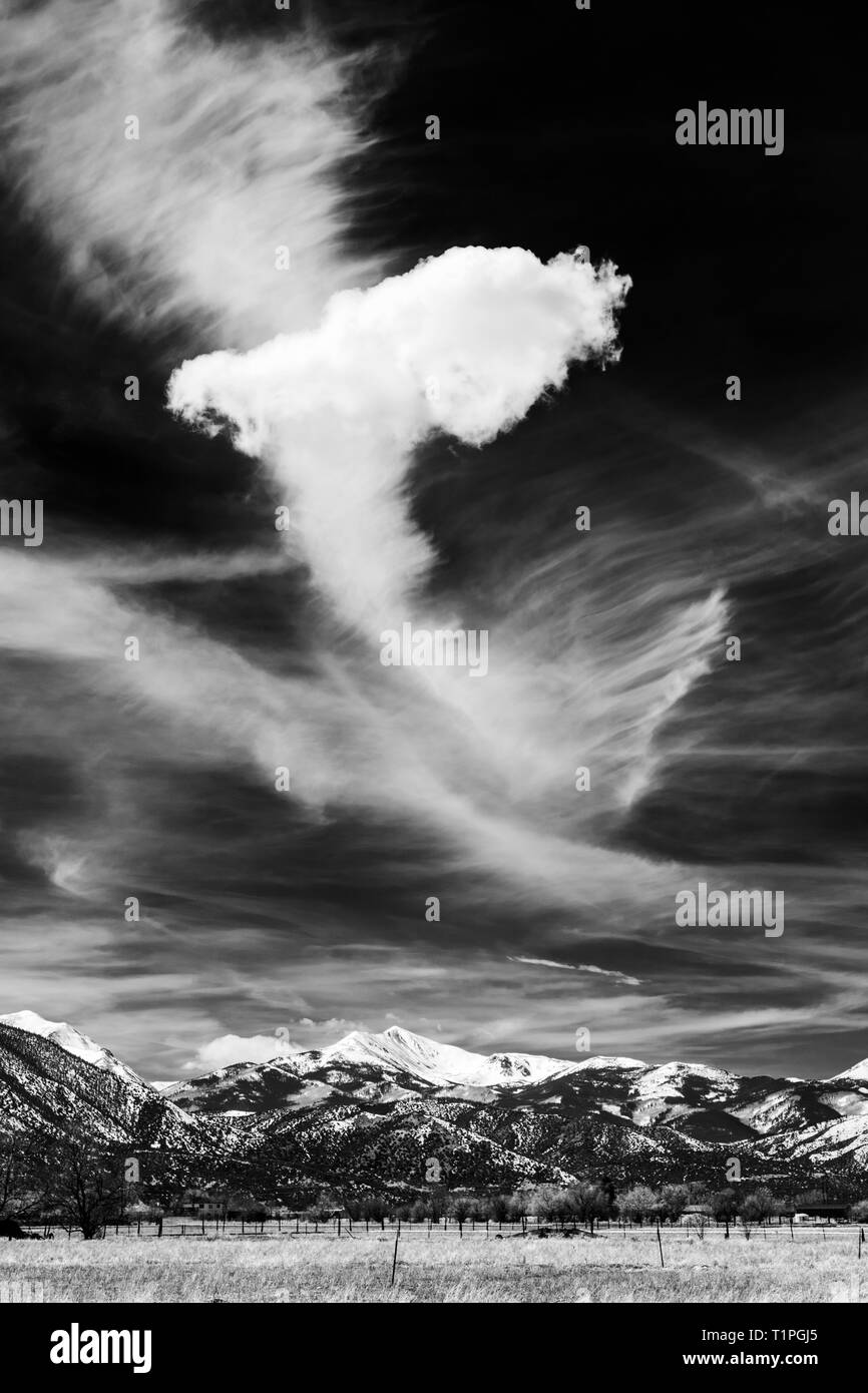 Schwarz & hite Blick auf ungewöhnliche Wolkenformationen gegen kobaltblauen Himmel über Rocky Mountains; Colorado; USA Stockfoto