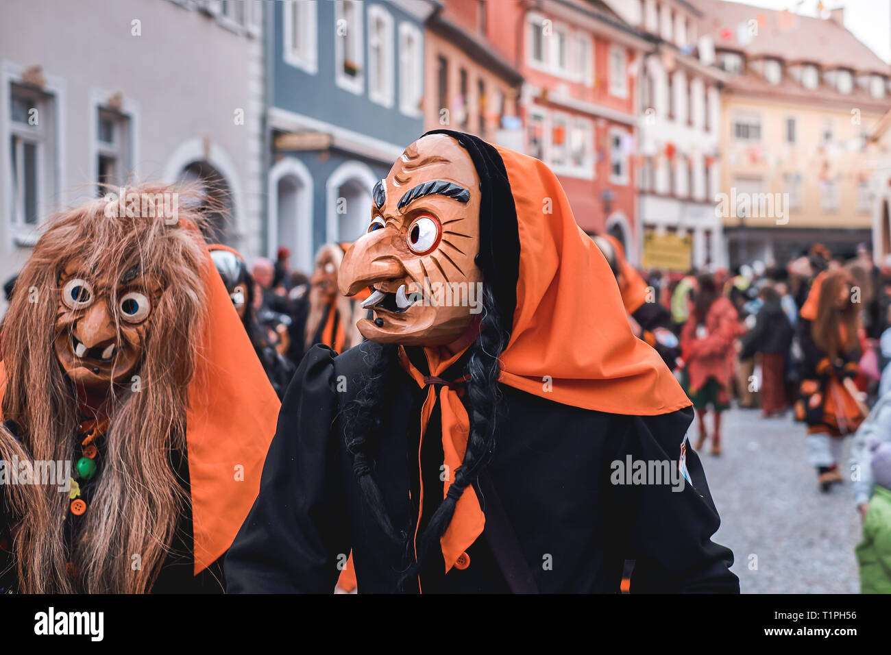Lustige Hexe mit orangefarbenen Kopftuch und schwarze Robe, schaut auf der  Seite. Straßenkarneval im südlichen Deutschland - Schwarzwald  Stockfotografie - Alamy