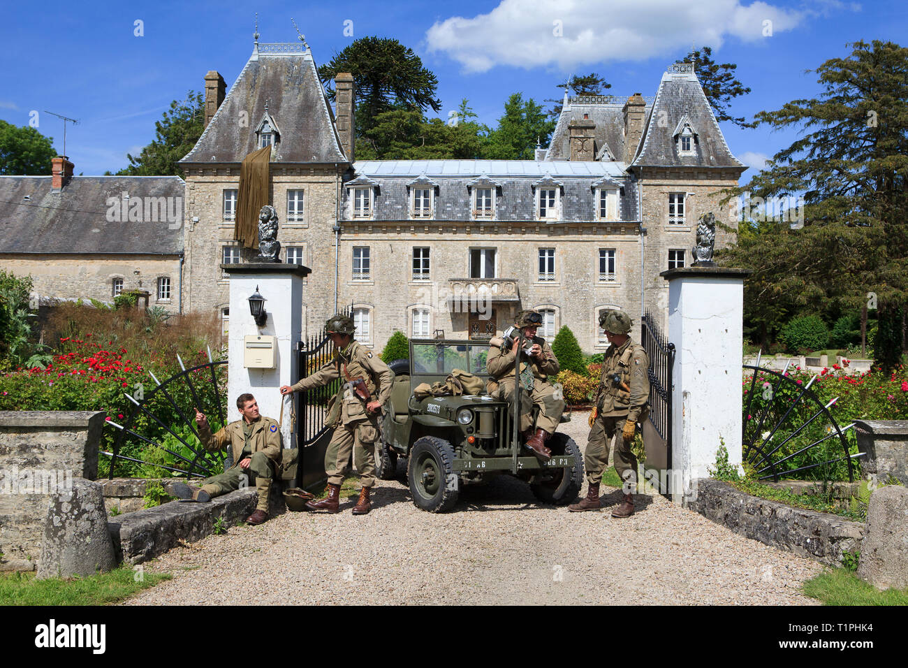 Soldaten der Luftlandedivision und dem Army Air Forces bewachen den Eingang zum Chateau Bel Enault direkt nach dem D-Day in der Normandie, Frankreich Stockfoto