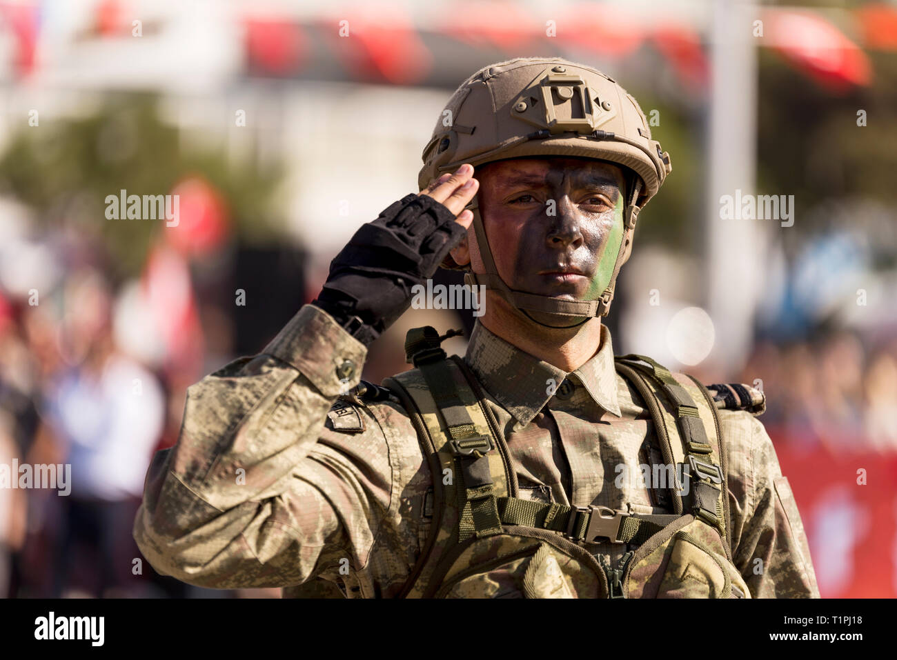 Izmir, Türkei - 29 Oktober, 2018: Portrait von Amphibien Marines Sergeant salutierte. Stockfoto