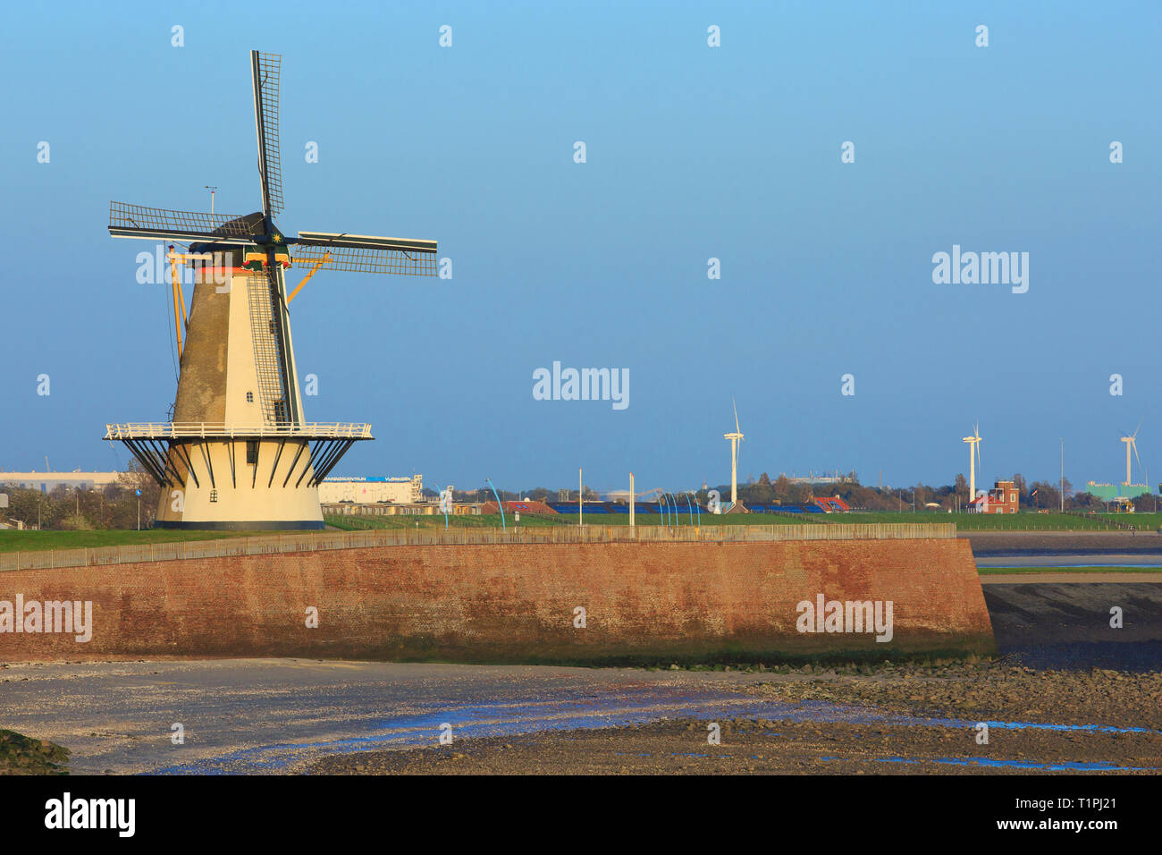 Die Oranjemolen (Orange Mühle) aus der Zeit vor 1699 in Vlissingen, Niederlande Stockfoto