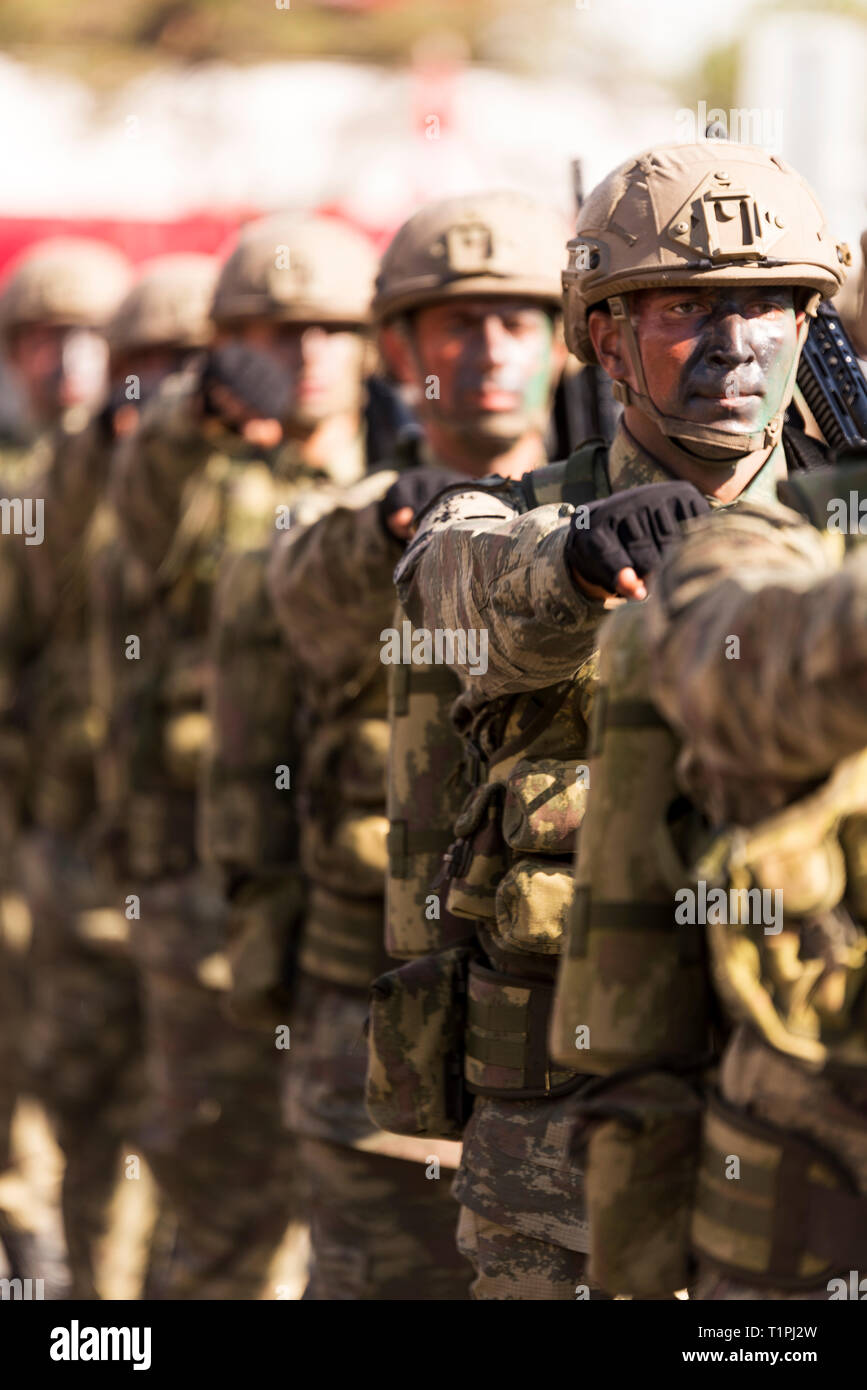 Izmir, Türkei - 29 Oktober, 2018: türkische Soldaten Amphibian Marines Sergeants militärischen Wandern am Tag der Republik Türkei. Stockfoto