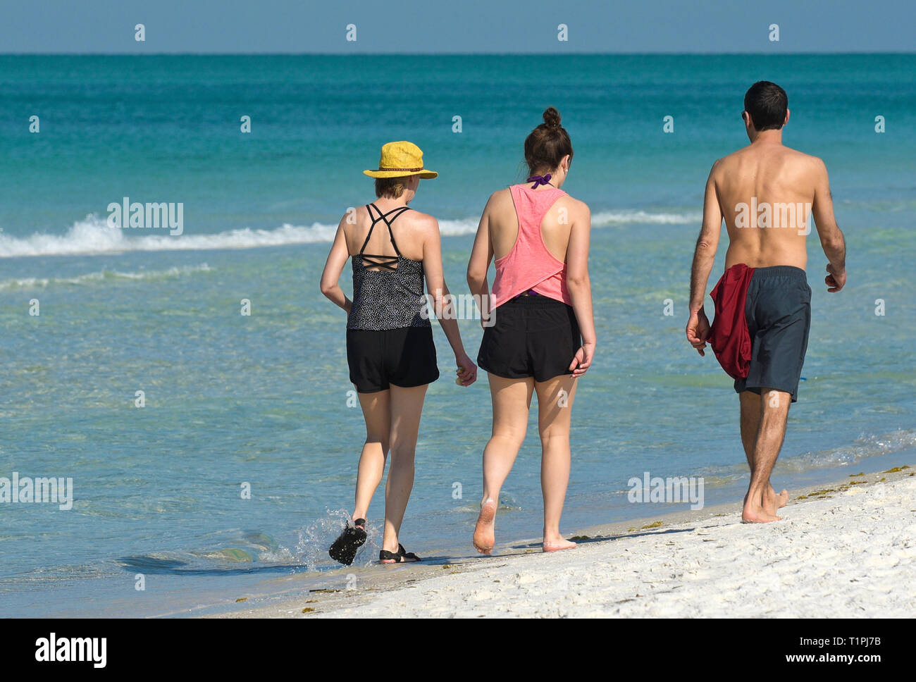 Familie Auf Urlaub Nimmt Eine Freizeit Zu Fuss Auf Den Strand Und Geniessen Einen Schonen Sonnigen An Der Golfkuste Von Florida Stockfotografie Alamy