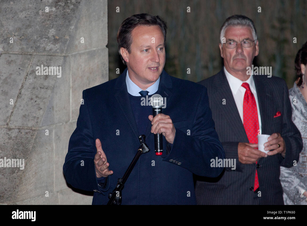 Der ehemalige britische Premierminister David Cameron (1966) spricht über die Helden der Operation Deadstick (5-6. Juni 1944) in Benouville (Normandie), Frankreich Stockfoto