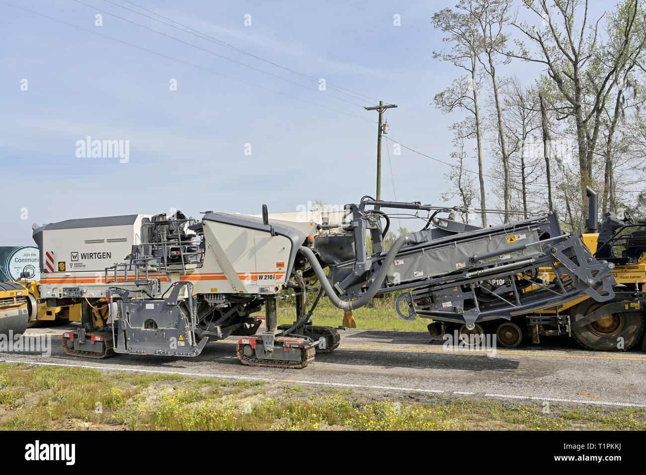 Wirtgen W210i Asphalt Grinder, Straßen pflastern Maschine sitzen in Montgomery Alabama, USA im Leerlauf. Stockfoto