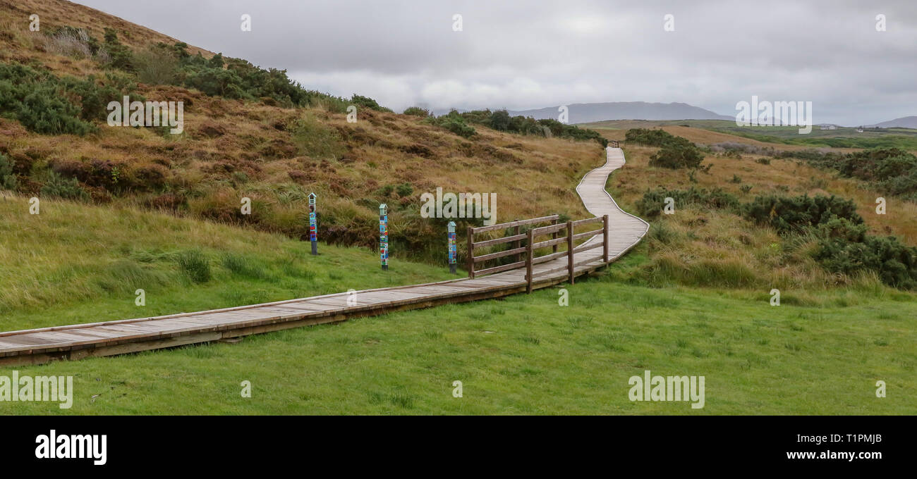 Insektenhotels neben einem Holzsteg über bogland im Westen Irlands bei Ballycroy im County Mayo. Stockfoto