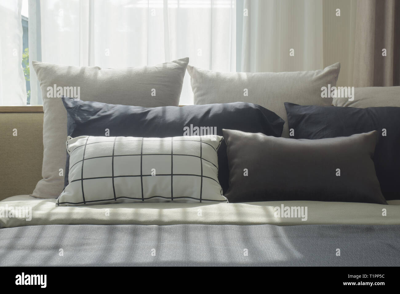 Die Einstellung variiert die Größe der Kissen auf dem Bett mit natürlichem  Licht im Schlafzimmer Stockfotografie - Alamy