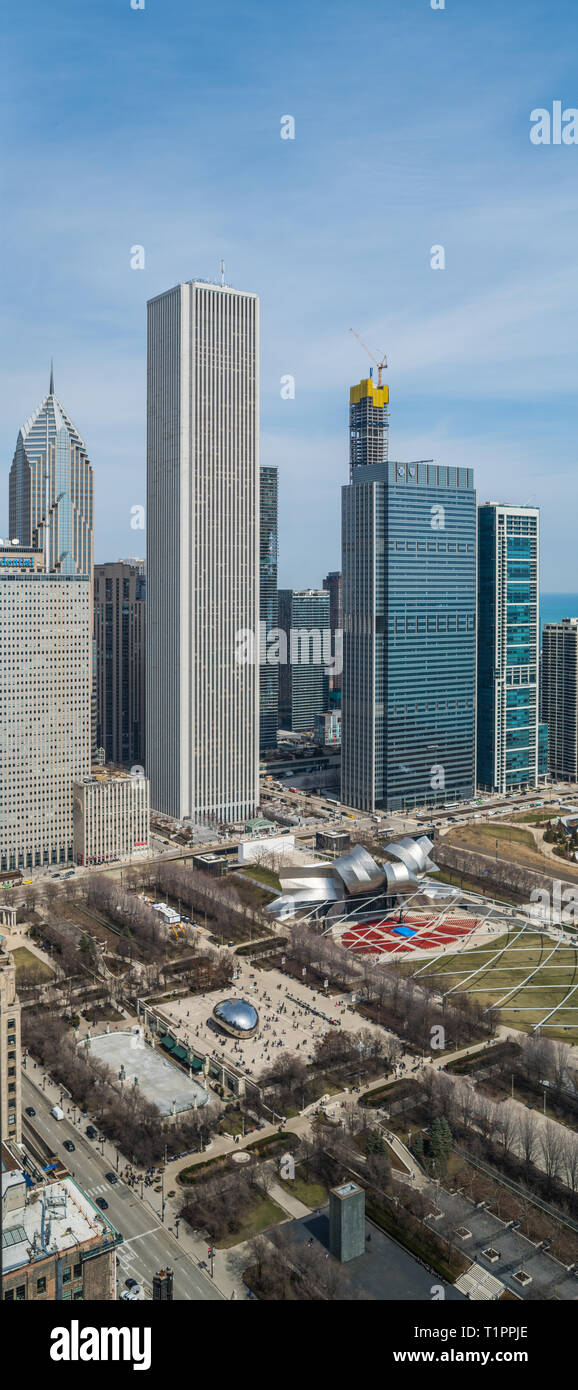 Luftbild des Millennium Park, Cloud Gate, Aon Center, und Blue Cross Blue Shield Stockfoto