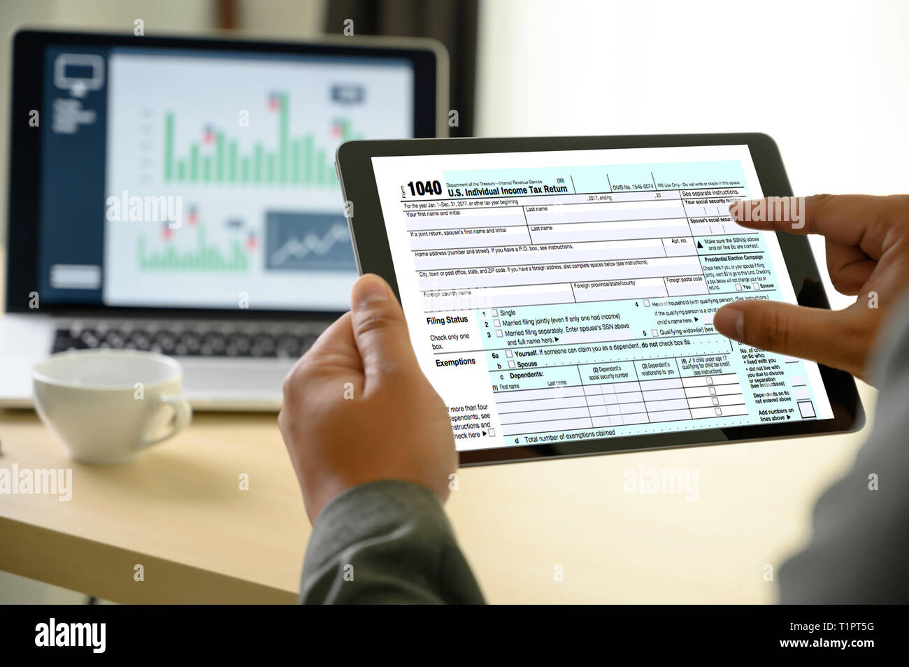 Einkommensteuererklärung und Erstattung individuelle Einkommensteuererklärung online Fixed Income Stockfoto