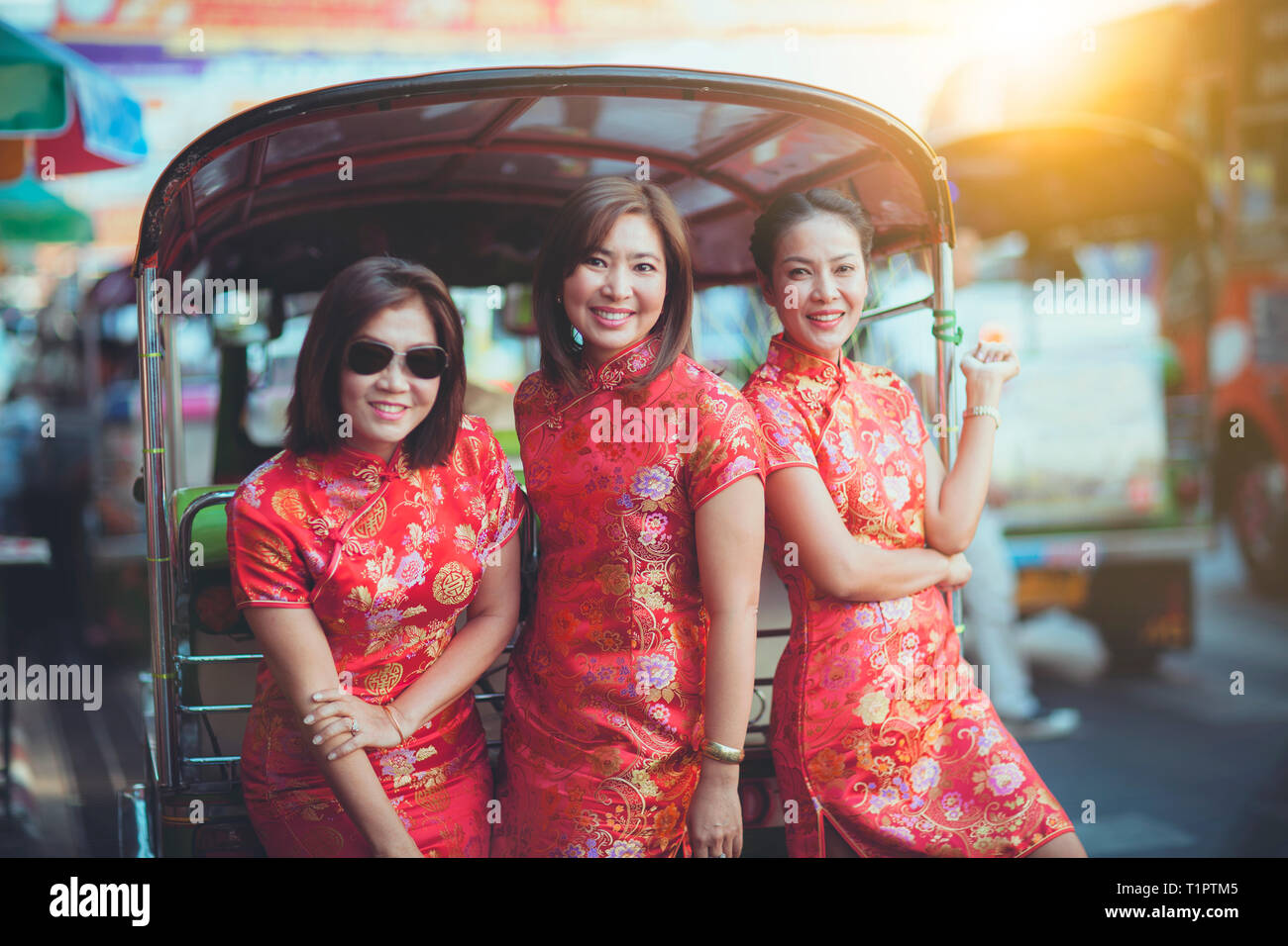 Gruppe von asiatischen Frau in der chinesischen Tradition Kleidung toothy Lächeln glück Emotion und hand Zeichen ich liebe dich Stockfoto