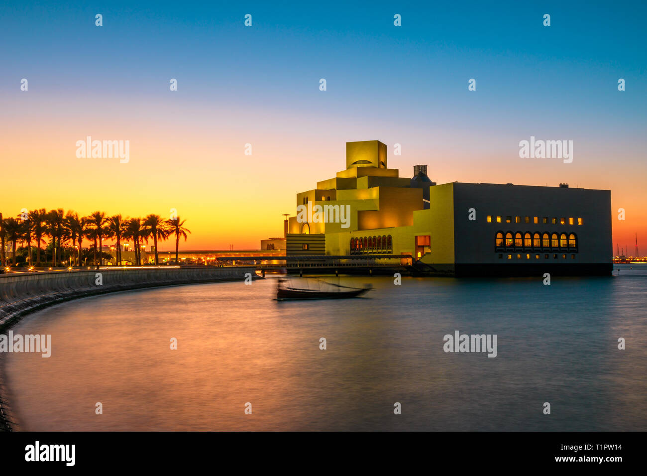 Malerische Küste Landschaft von Doha Bay Park mit Palmen und Dhow bei Sonnenuntergang Himmel. Urbane Stadtbild von Doha, Hauptstadt von Katar. Naher Osten, Arabische Stockfoto