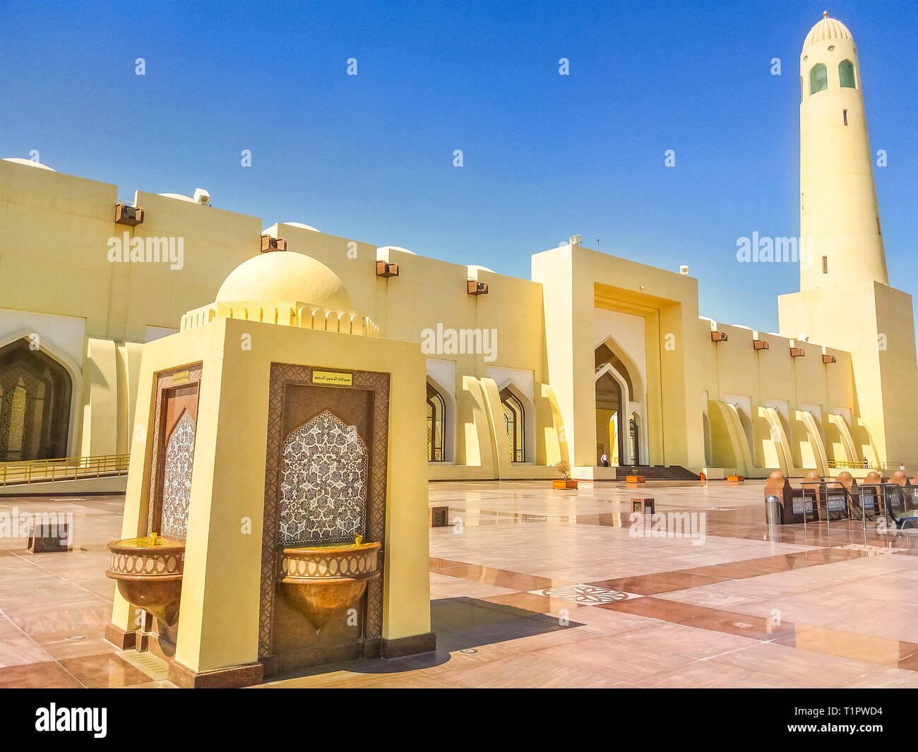 Doha, Katar - 21. Februar 2019: Brunnen im Freien der Großen Moschee mit Minarett auf einem suny Tag. Moschee in der Innenstadt von Doha, Katar, Mitte Stockfoto