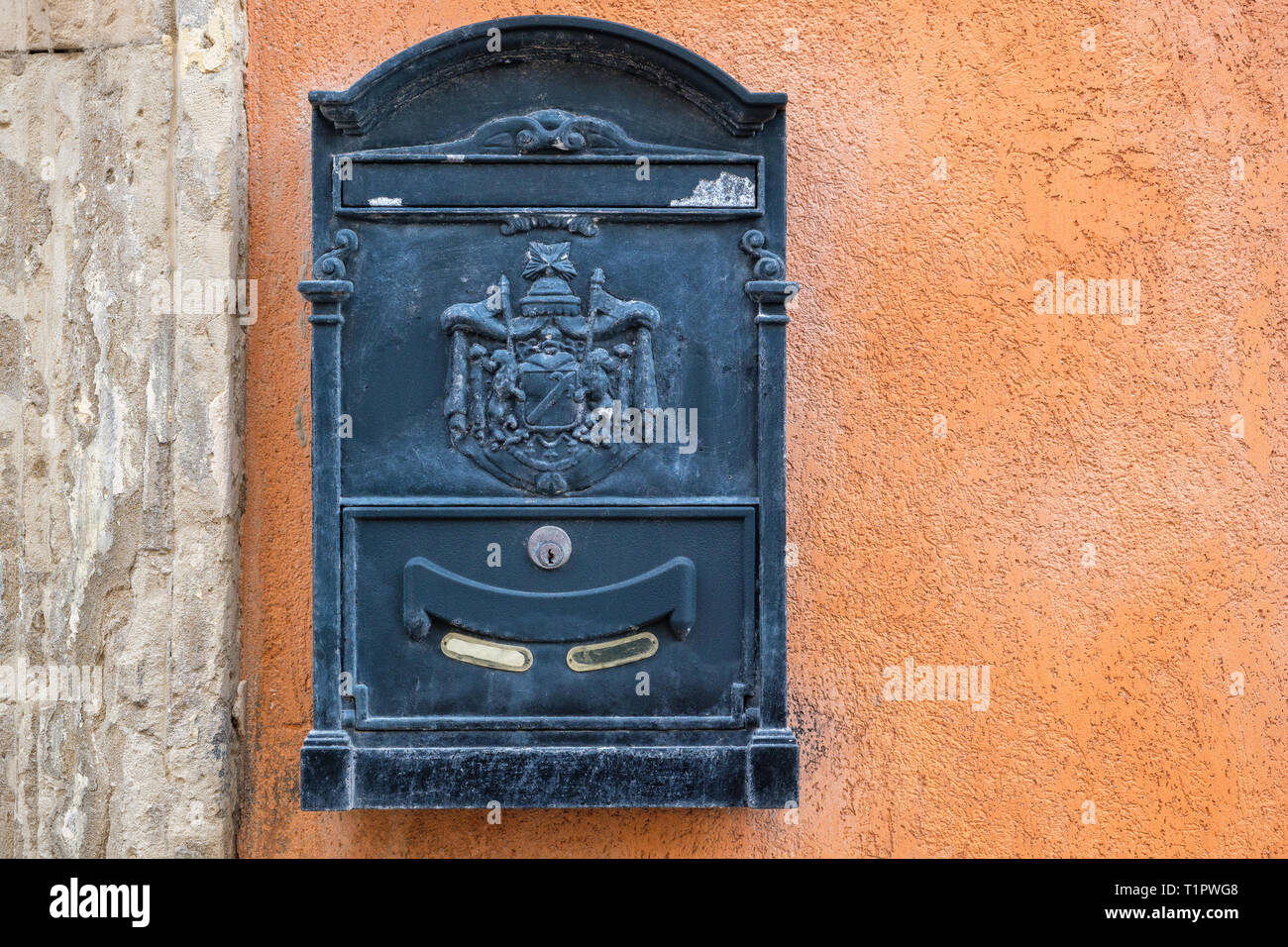 Vintage metall Briefkasten an der alten Stadtmauer. Syrakus, Ortigia, Sizilien, Italien Stockfoto