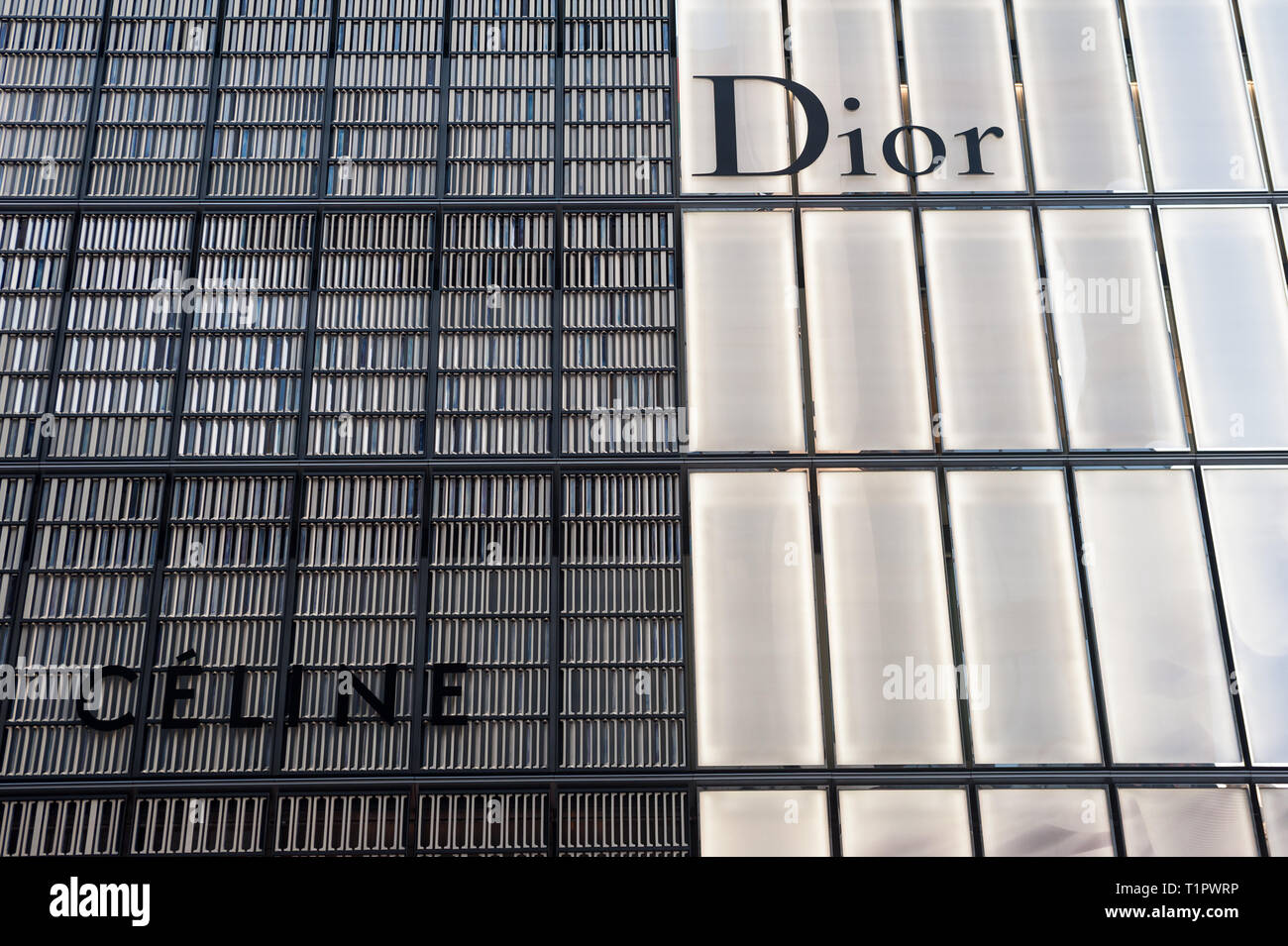 01.01.2018, Tokyo, Japan, Asien - Dior und Celine Firmenlogos sind auf Gebäudefassaden in der Ginza Stadtteil von Japans Hauptstadt gesehen. Stockfoto