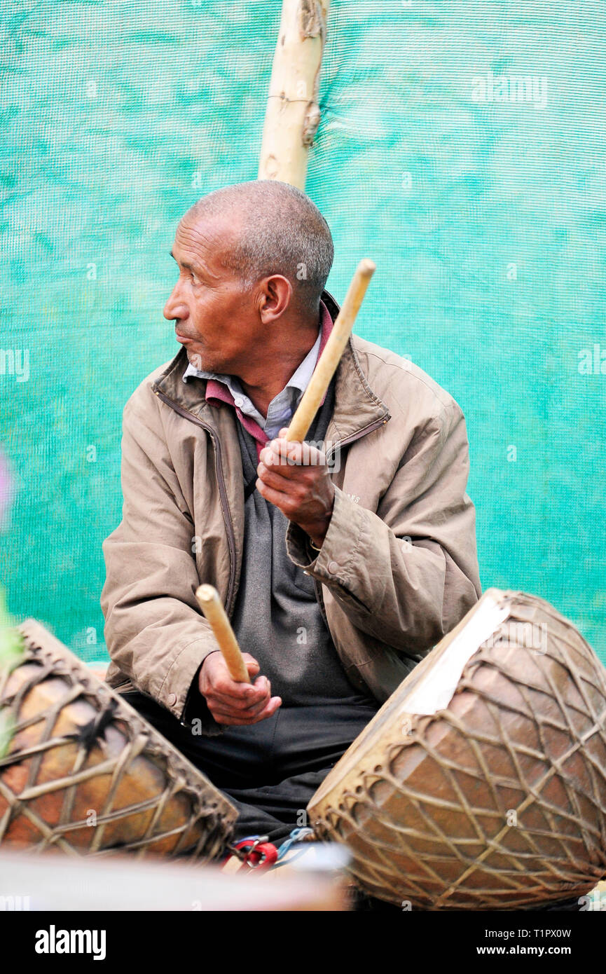 Indische alte Mann Schlagzeug zu spielen. Ladakh, Indien © Antonio Ciufo Stockfoto