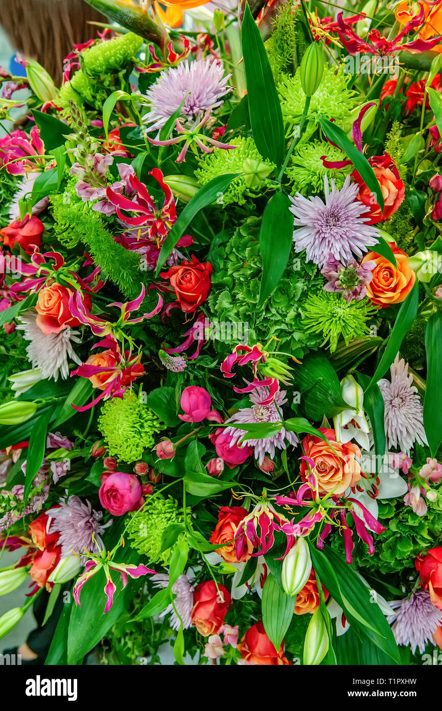 Schönen großen Blumenstrauß aus Chrysanthemen, Orchideen, Gerbera und eine große gelbe Lilie in einem Blumenladen. Stockfoto