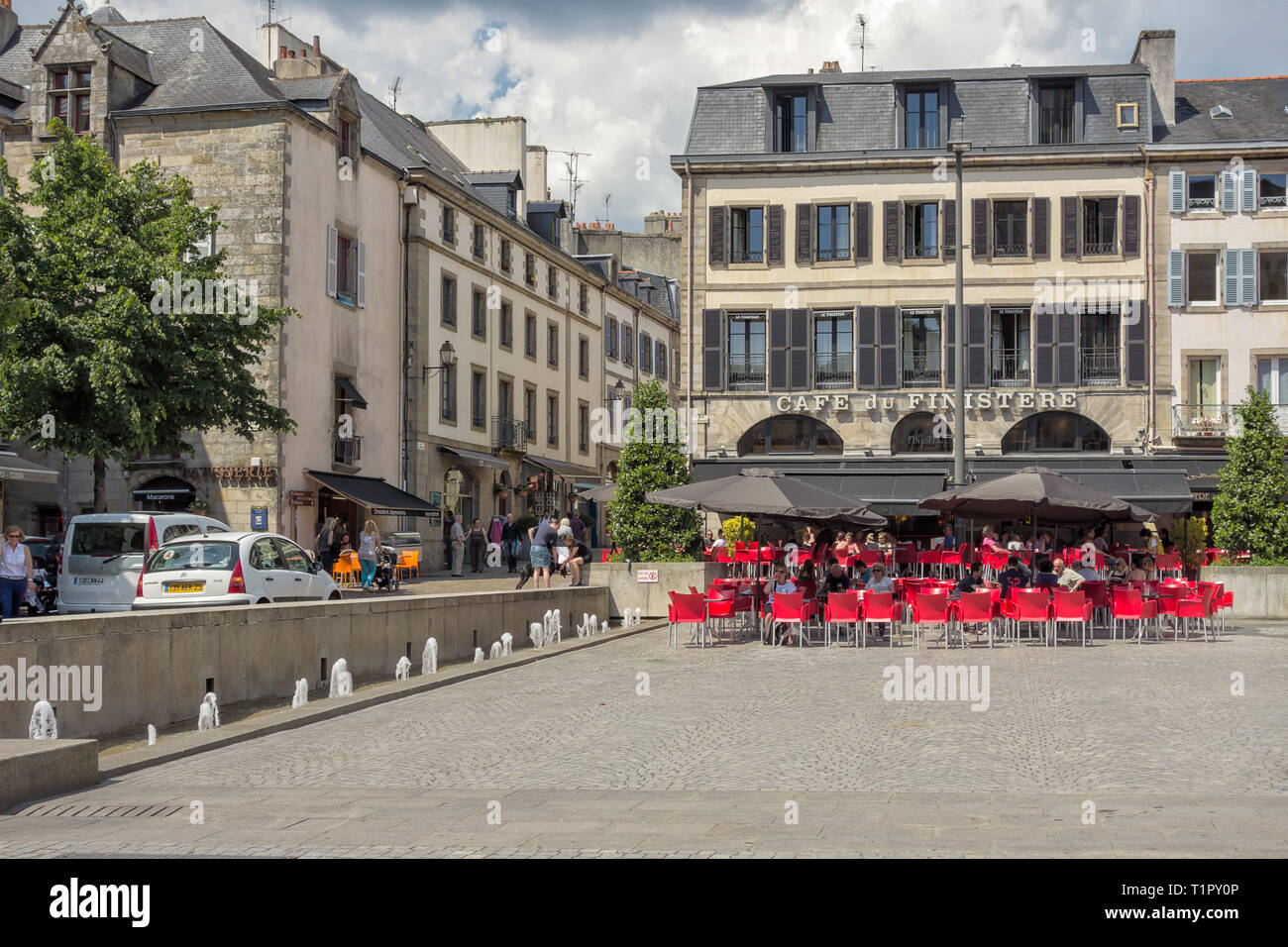 Ort St. Corentin, Quimper, ist vor der Kathedrale. Es ist ein öffentlicher Platz und Ort der Begegnung. Café du Finistère ist besetzt mit mit Diners. Stockfoto