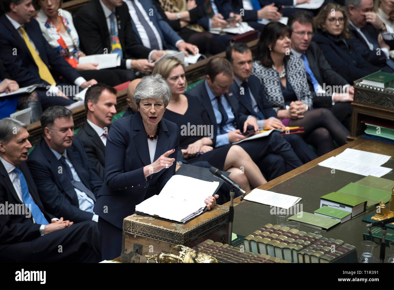 Peking, China. 27 Mär, 2019. Der britische Premierminister Theresa May spricht während Fragen des Premierministers im Unterhaus in London, 27. März 2019. Britische Gesetzgeber am Mittwoch mit überwältigender Mehrheit original Brexit Abreisedatum im Gesetz zu 12. April oder Mai 22 ändern. HOC-MANDATORY CREDIT: britische Parlament/Jessica Taylor Credit: britische Parlament/Jessica Taylor/Xinhua/Alamy leben Nachrichten Stockfoto
