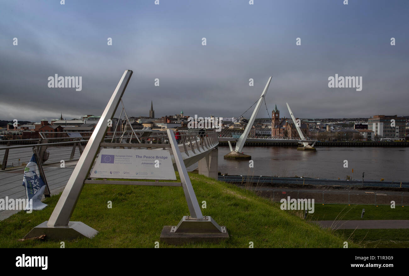 Derry. 20 Mär, 2019. Foto am 20. März 2019 zeigt die "Peace Bridge" in Derry, eine Grenzstadt in Nordirland, Vereinigtes Königreich. Die sich abzeichnende Möglichkeit einer harten irischen Grenze, die von Brexit Ursachen Qual zu Menschen in Derry, eine Grenzstadt in Nordirland noch nicht vertraut mit dunklen Tagen von Spaltung und Gewalt erstellt werden konnte. Mit Spotlight: Nordirland Stadt vorsichtig von möglich, die Grenze als Brexit Webstühle Credit: Han Yan/Xinhua/Alamy leben Nachrichten Stockfoto