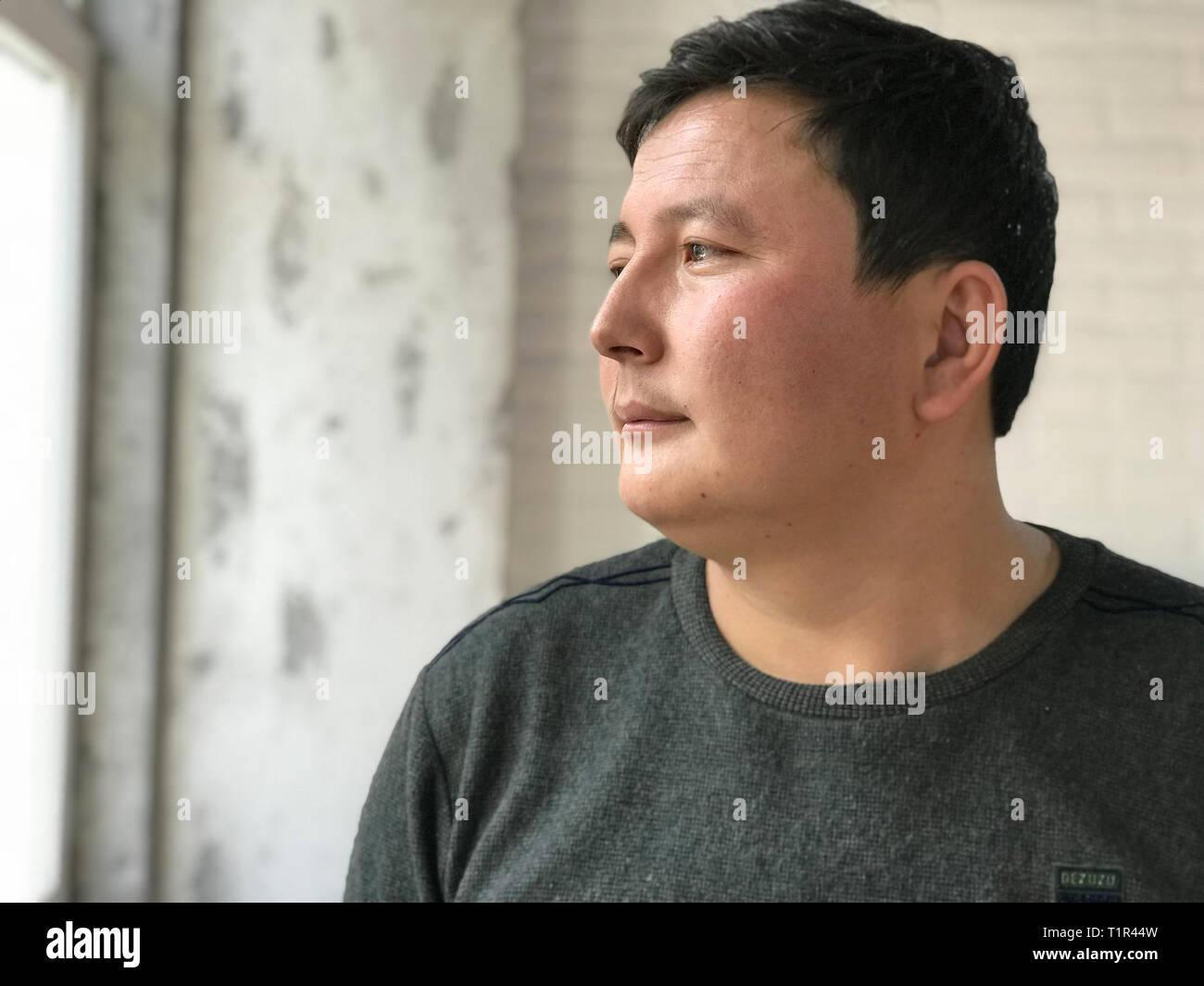 Almaty, Kasachstan. 23 Nov, 2018. Kairat Samarkan, ein ehemaliger Insasse eines chinesischen Re-education Camp, nach Almaty zugelassen. Er kommt aus Xinjiang, Provinz von Unruhen in Westchina. Jetzt lebt er im benachbarten Kasachstan (dpa Geschichte: China und der Uiguren) Credit: Simina Mistrenau/dpa/Alamy leben Nachrichten Stockfoto