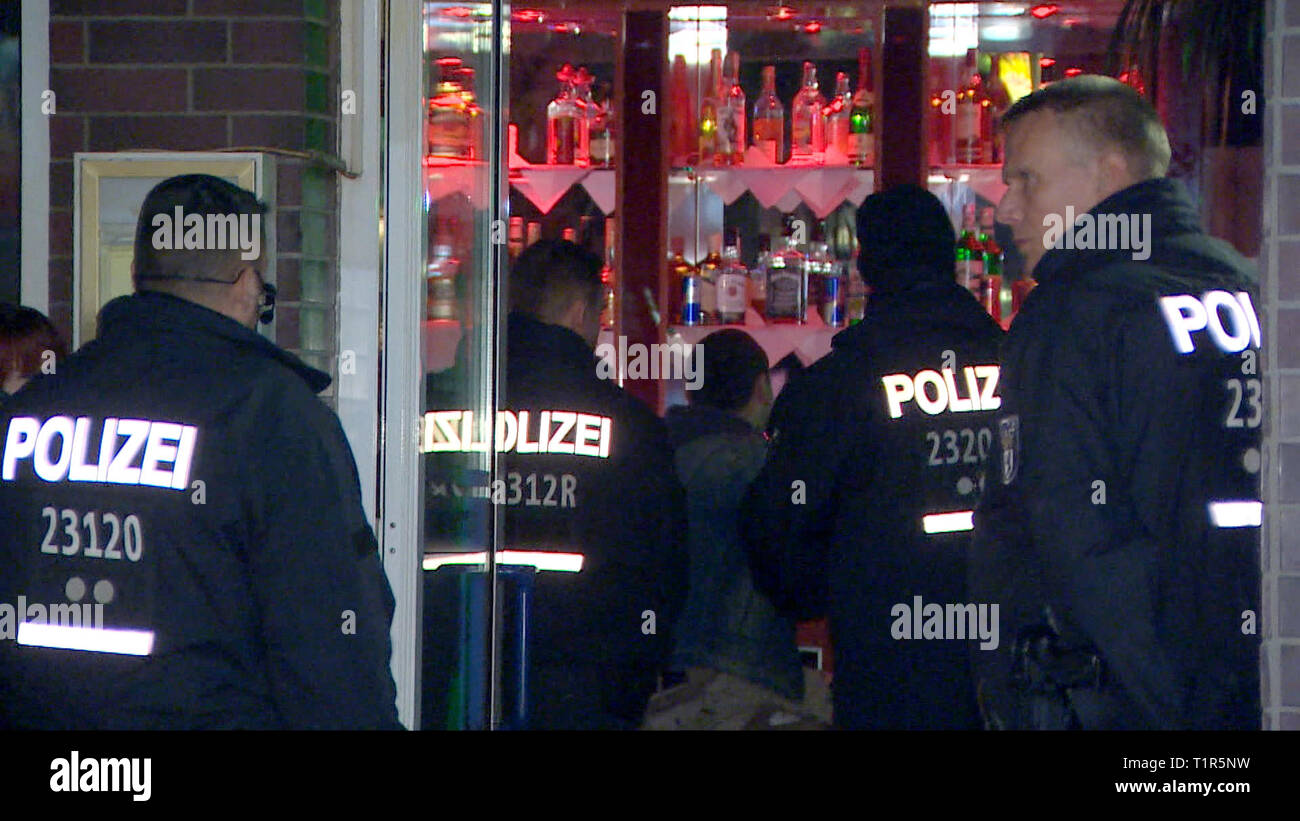 Berlin, Deutschland. 28. März, 2019. Polizisten gehen Sie zu einer Shisha Bar in Neukölln. Am Mittwoch, den Berliner Behörden Maßnahmen gegen die organisierte Kriminalität in Neukölln und Mitte mit mehrere Arbeitsgänge in großem Maßstab und steuert. Credit:-/TeleNewsNetwork/dpa - ACHTUNG: Beste Qualität/dpa/Alamy leben Nachrichten Stockfoto