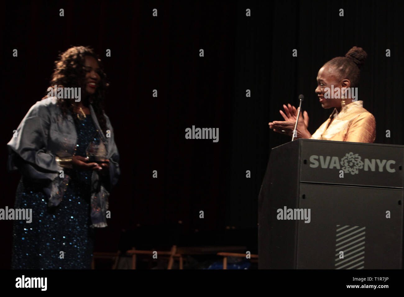 New York, New York, USA. 27 Mär, 2019. (L - R) Terra Renee, Gründer, Afrikanische amerikanische Frauen im Kino und in New York City First Lady Chirlane McCray nehmen an der Eröffnung der 21. jährlichen Afrikanische amerikanische Frauen im Kino Festival, wo sie die "Luminary Award" für ihre Arbeit in erhebend New York City zu neuen Höhen durch Ihren Aktivismus für die Bewohner von New York City an der SVA Theater am 27. März 2019 in New York City statt. Quelle: MPI 43/Media Punch/Alamy leben Nachrichten Stockfoto