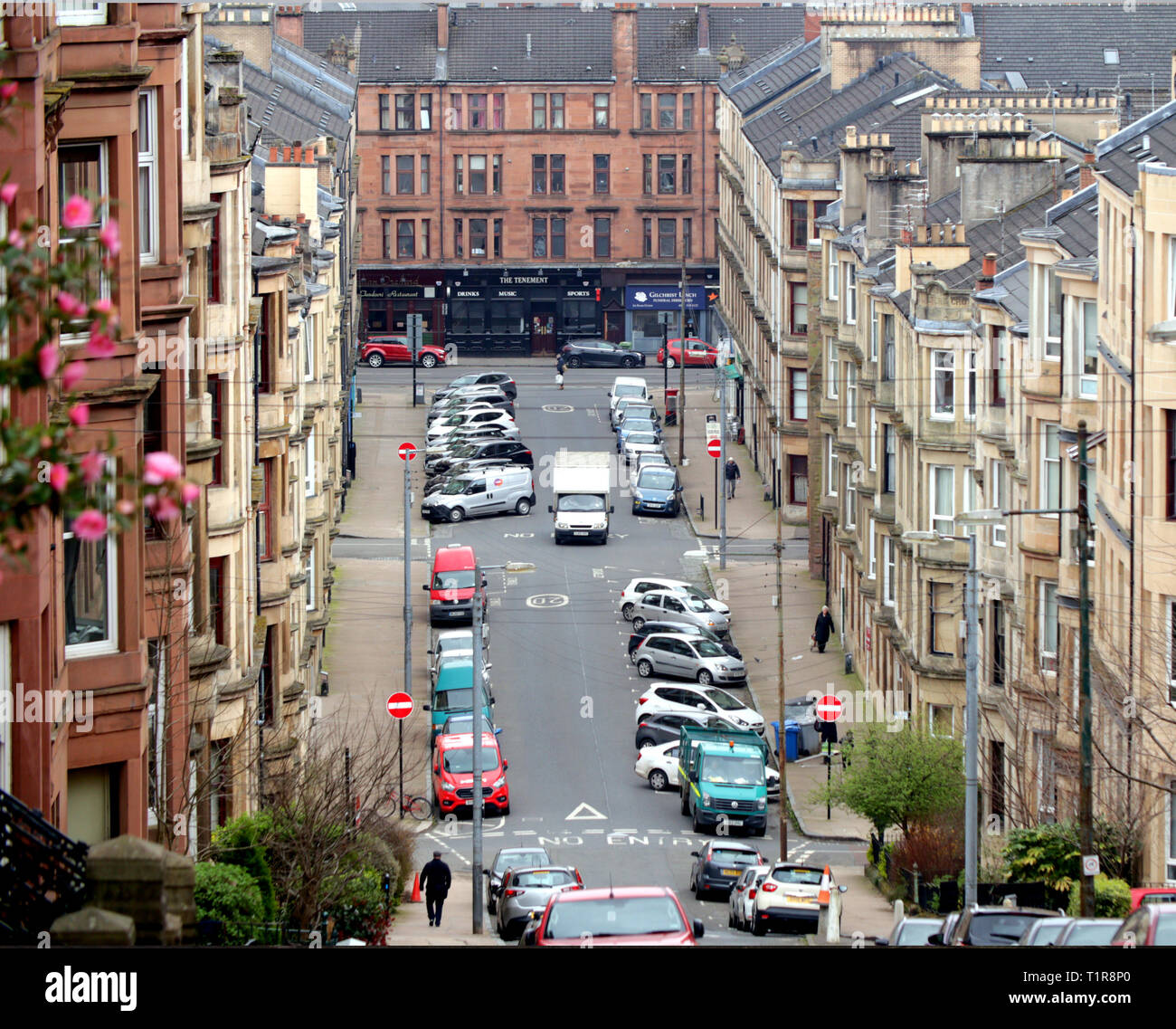 Glasgow, Schottland, UK, 28. März, 2019, UK Wetter: warme Wetter beginnt in den Straßen von West End der Stadt in Gardiner Street in Partick zu erscheinen, wie Einheimische auf die Straße zu gehen. Kredit Gerard Fähre / alamy Leben Nachrichten Stockfoto